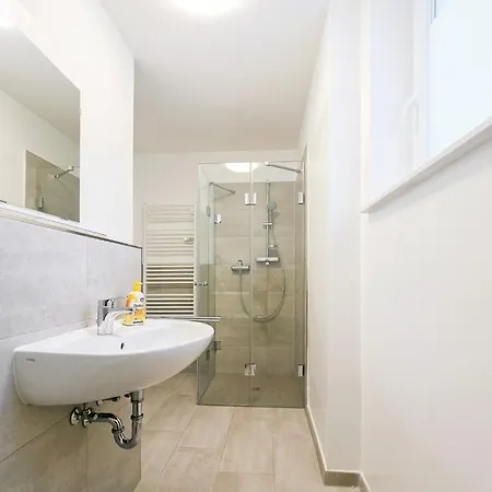 Tolstov - 1 - Balcony - 25 Min To Messe Dus