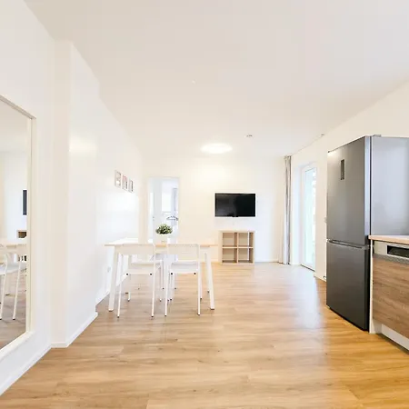 Tolstov - 1 - Balcony - 25 Min To Messe Dus Lägenhet